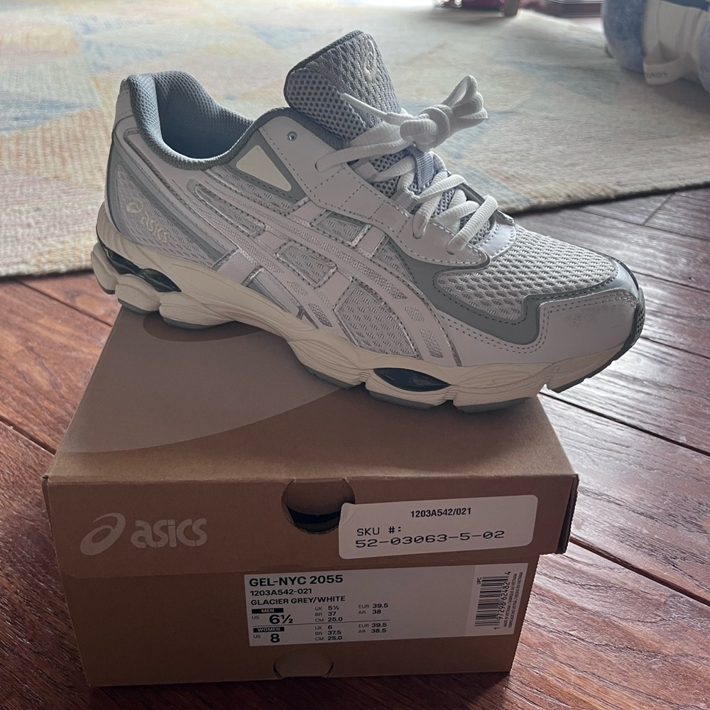 ASICS Gel-NYC 2056 in Light Gray and White